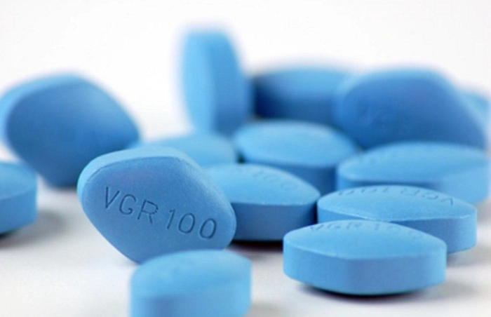 mai multe pastile viagra pe o masa