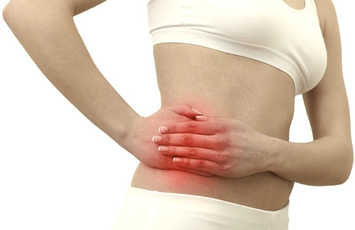 grafica femeie care se tine de partea dreapta a abdomenului din cauza durerii