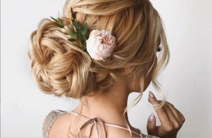 femeie cu parul coafat elegant