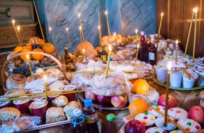  o imagine cu mai multe pomeni duse la biserica cu prilejul Inaltarii