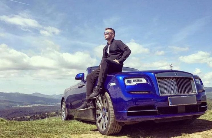 bogdan capusan pe capota unei masini