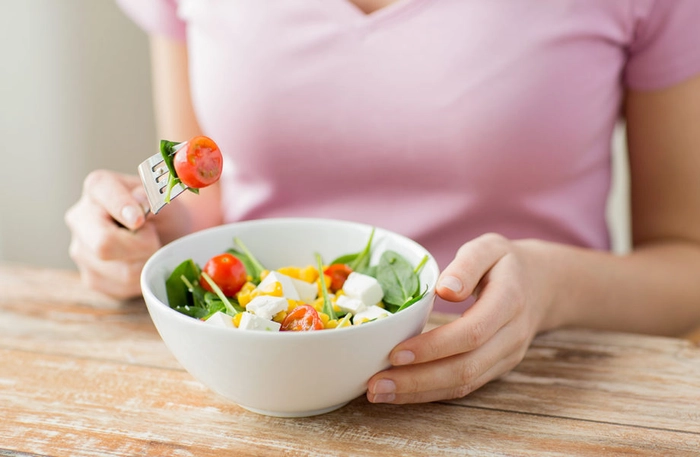 femeie care mananca o salata