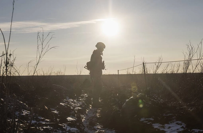 un soldat pe un camp