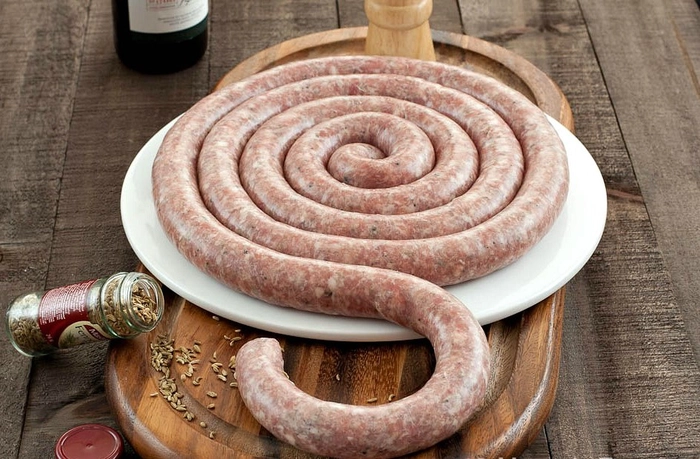 carnat de casa pe o farfurie langa condimente
