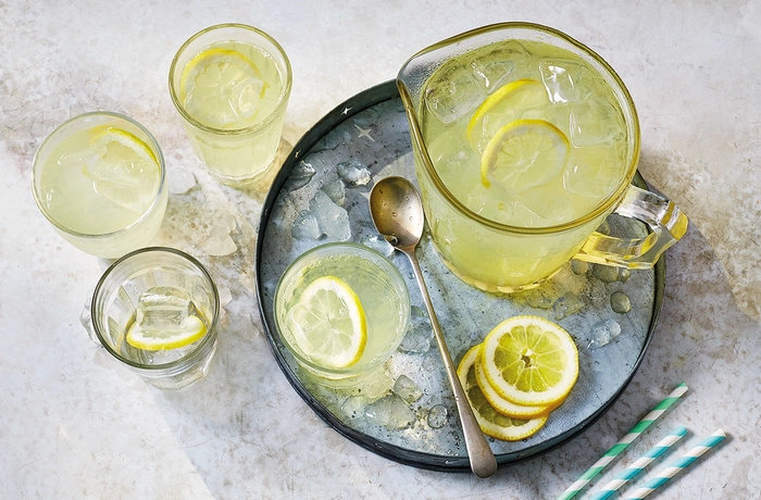 o carafă și mai multe pahare cu limonadă
