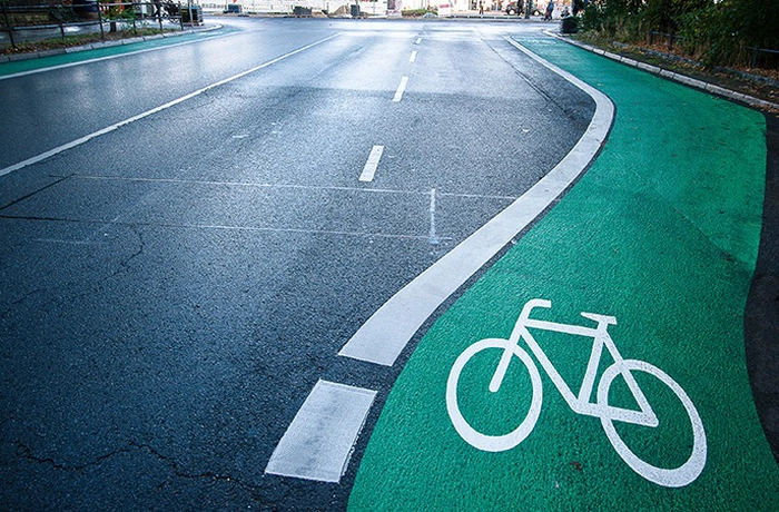 pista pentru biciclete cu marcaj alb