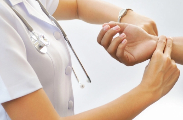 un medic verifică pulsul unei persoane
