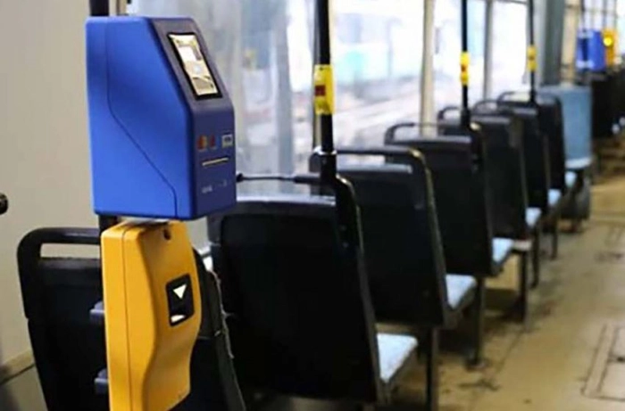 interior autobuz cu doua sisteme de taxare