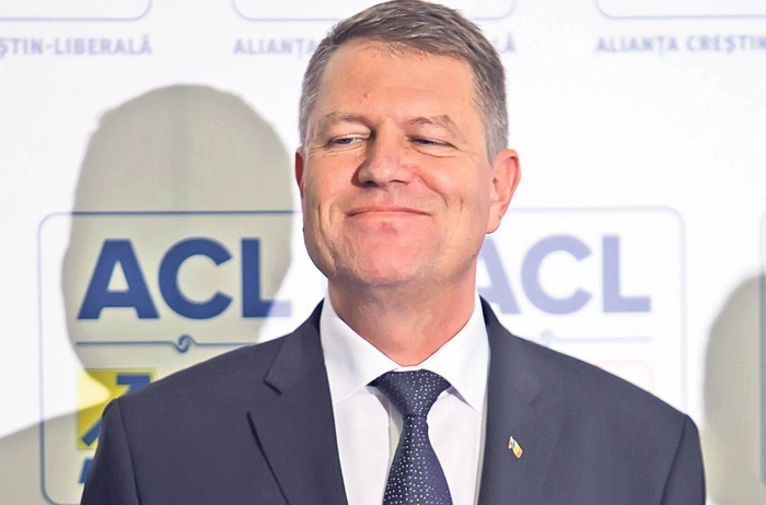 Klaus Iohannis zambeste in timp ce vorbeste despre Visa Waiver