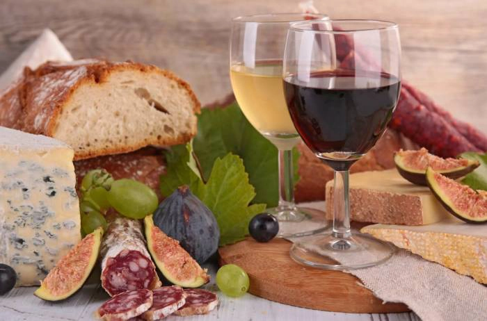 doua pahare de vin langa smochine pe o masa