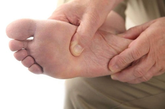 persoane ce apasa pe talpa piciorului sau bolnav de eczema
