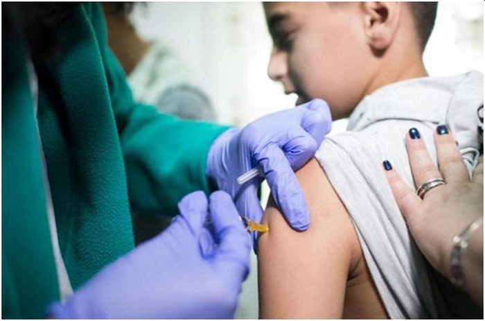 copil care este vaccinat