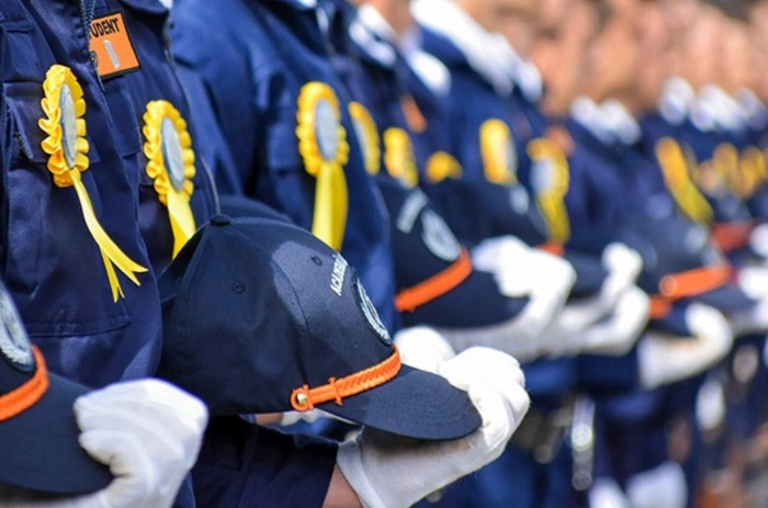  mai multe persoane in uniforma Academiei de Politie