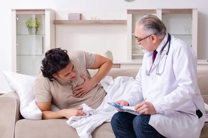 medic care consultă o persoană care suferă de o boală cardiovasculară