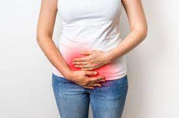 femeie care acuză usturime la urinare