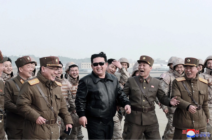 Kim Jong Un clip de promovare, liderul nord coreean inconjurat de generalii sai in timpul filmarilor pentru noul clip de promovare al noii sale rachete