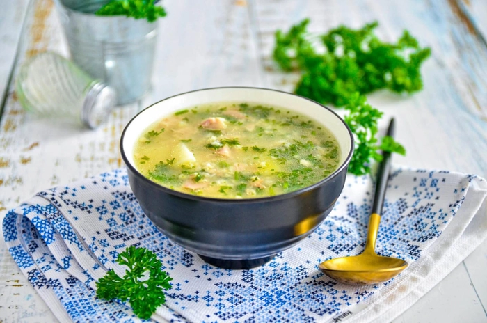 ciorbita taraneasca pe un prosop pe o masa langa o lingura