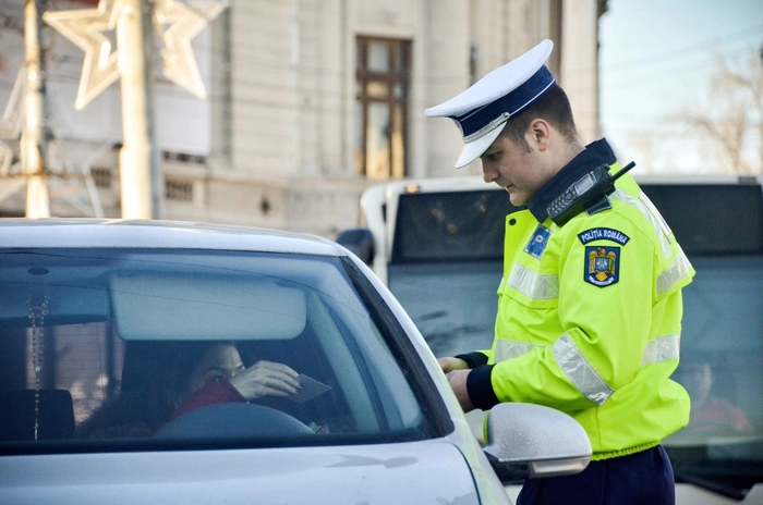 un politist care cere actele unui sofer
