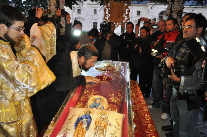 persoana care se inchina la Moastele Sf Parascheva
