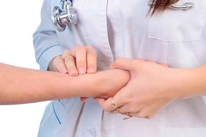 medic care masoara pulsul unei persoane