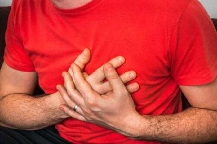 persoana care acuza durere in piept