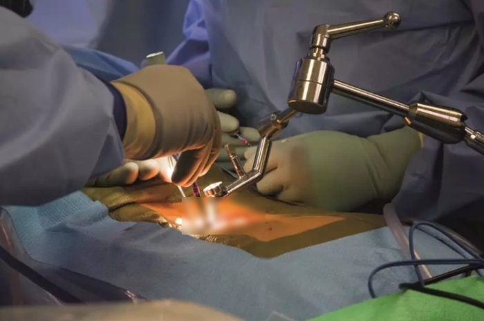 medici aflati in operatie