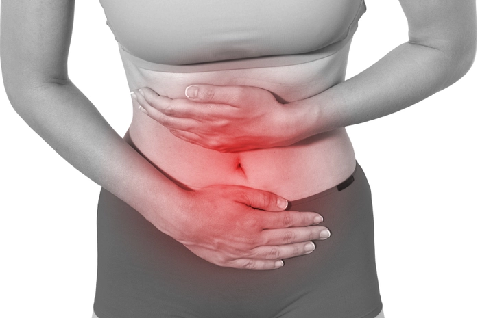 grafica femeie care se tine de abdomen