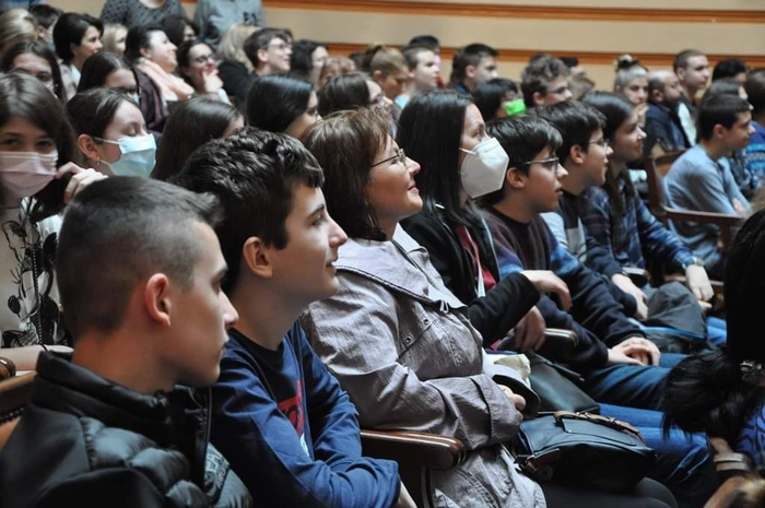 mai multi elevi si profesori la festivitatea de premiere