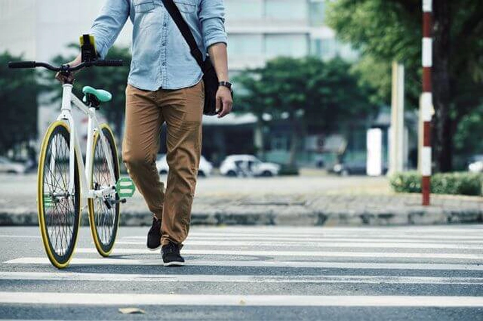 persoana pe trecerea de pietoni are bicicleta
