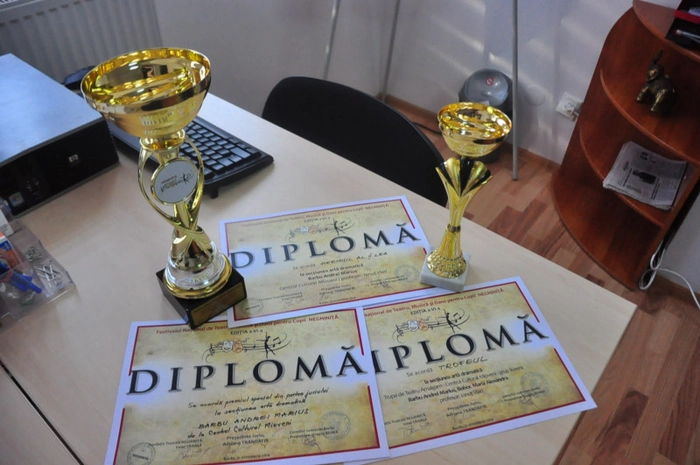 cupe si diplome pe o masa