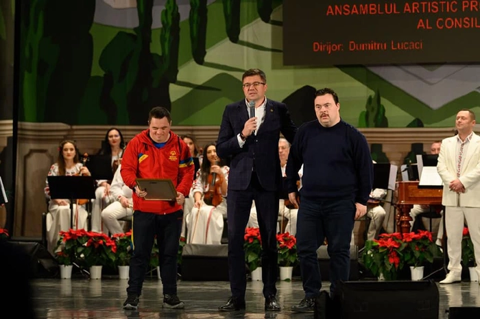 Costel Alexe impreuna pe scena cu doua persoane olimpice