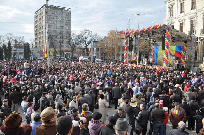 Oameni in Piata Unirii