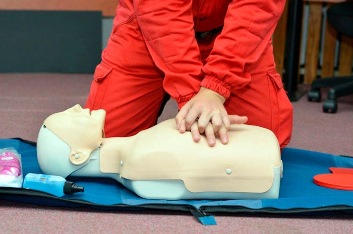 o poză cu un asistent care oferă o demonstrație a unui curs de prim ajutor
