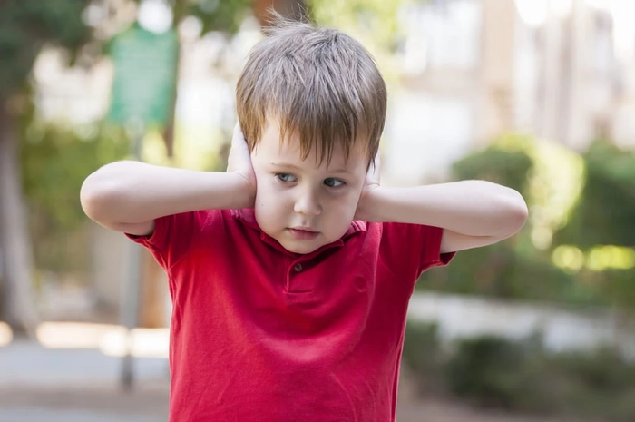 poză cu un copil care suferă de autism