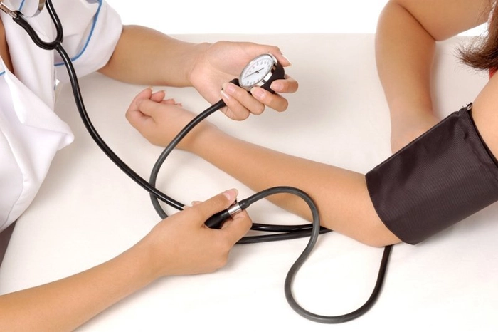 persoană căreia i se măsoară tensiunea arterială