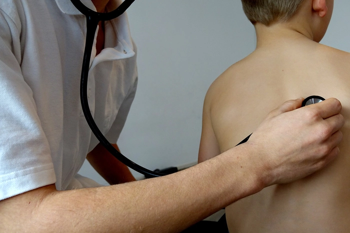 copil consultat de un medic
