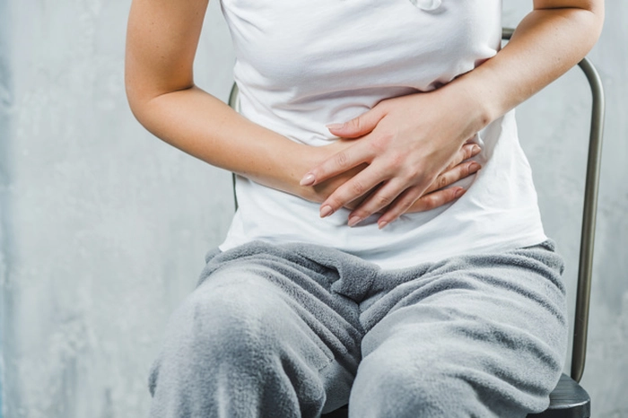 persoana care se tine de abdomen din cauza durerilor