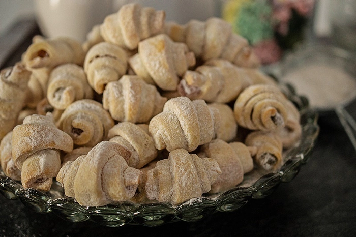 platou cu cornulete cu rahat