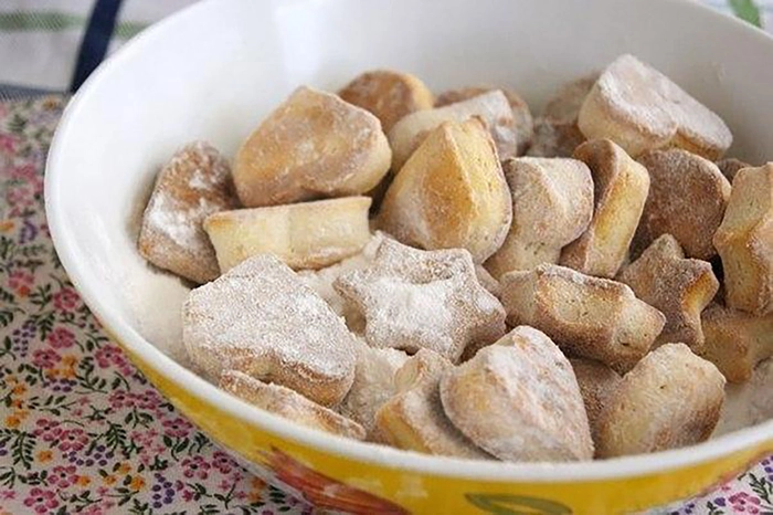 mai multi biscuiti de casa intr-un bol