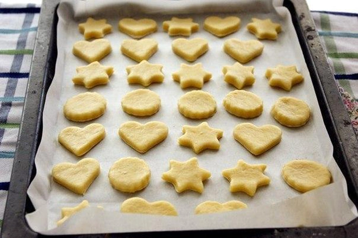 mai multi biscuiti de casa de diferite forme pe o tava