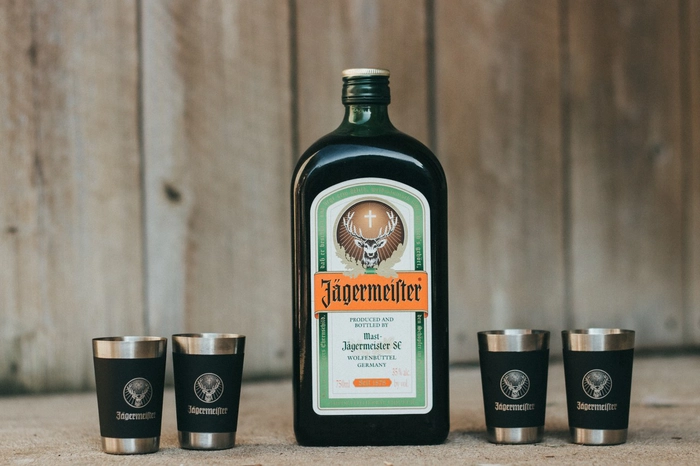 o sticlă de Jägermeister și două pahare