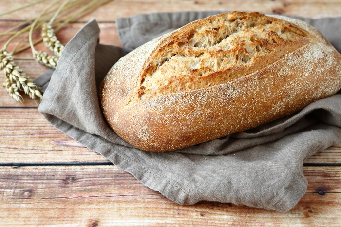 paine de casa prezentata pe un prosop