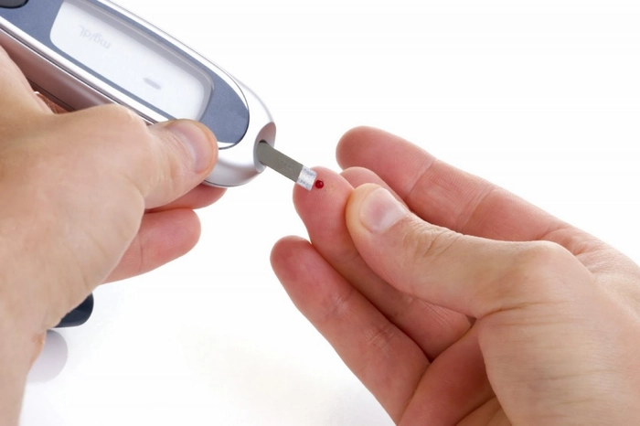 persoana care isi verifica nivelul de glicemie din sange