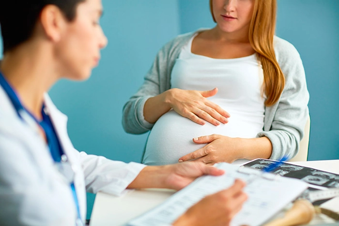 femeie insarcinata la doctor