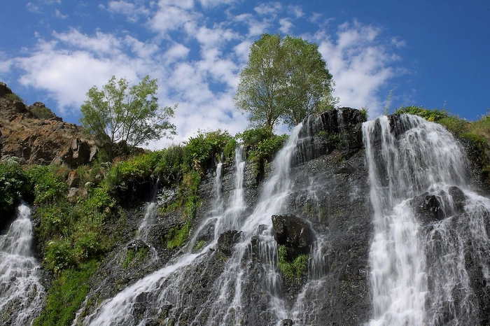 cascada de apa in natura