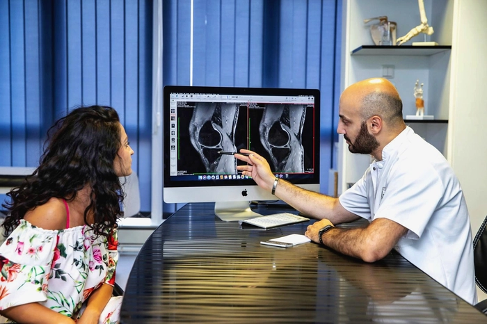persoana care se afla intr-un cabinet de specialitate