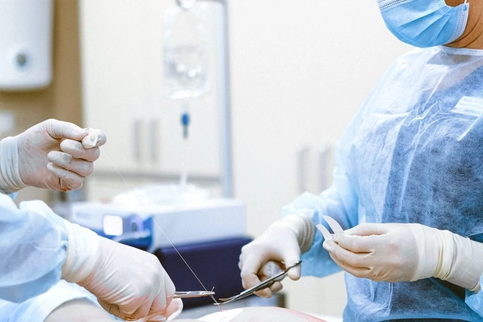 medici intr-o sala de operatie