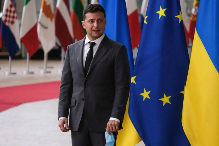 Zelenski cere ajutorul Germaniei, presedintele ucrainean Volodimir Zelenski inconjurat de steaguri ale Uniunii Europene