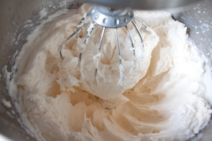 crema cu mascarpone intr-un vas si un blender in el