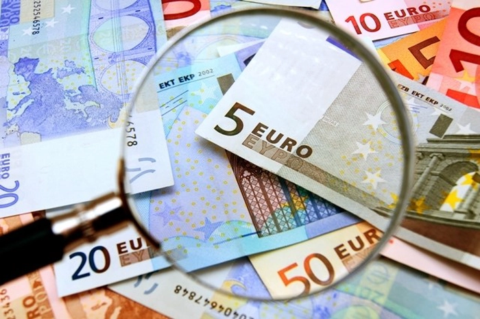 o lupa care mareste bancnotele de euro
